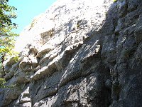 On n'est plus très loin du sommet. Ici quelques voies d'escalade.